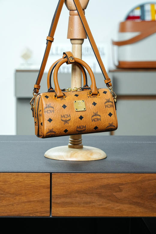 秋冬特惠💰760 原单MCM 原厂皮 干邑色𝙈𝙞𝙣𝙞波士顿枕头包MWBAASE03CO001 经典干邑色 商品图4