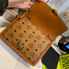 秋冬特惠💰800 原单MCM 原厂皮 中号斜挎肩带翻盖包L088 经典干邑色 这款Tracy肩背包 商品缩略图5