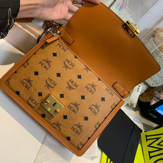 秋冬特惠💰800 原单MCM 原厂皮 中号斜挎肩带翻盖包L088 经典干邑色 这款Tracy肩背包 商品图5