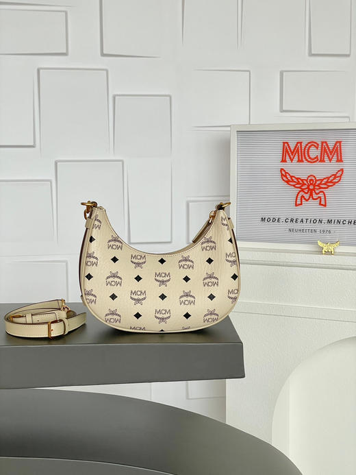 秋冬特惠💰760 原单MCM 原厂皮 新款米白色小号半月包腋下斜挎包MWHCATA11CO001 这款拥有曲线轮廓 商品图2