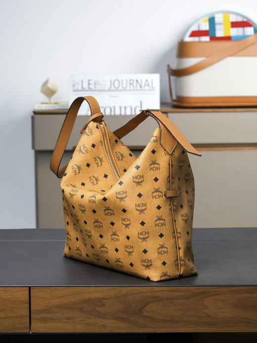 秋冬特惠💰850 原单MCM 原厂皮 新款干邑色大号 肩背包MWHESTA02CO001 这款Visetos Hobo包 商品图4