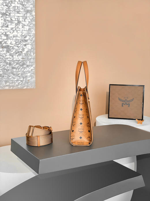 秋冬特惠💰720 原单MCM 原厂皮 手提斜挎琴谱包MMTAAKC02CO001 干邑色老花满印 这款迷你Klassik手提包 商品图1