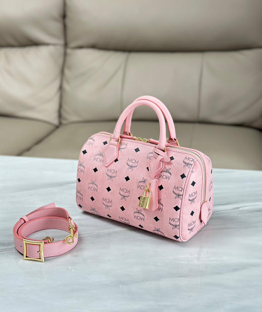 秋冬特惠💰800 原单MCM 原厂皮 新款桃花粉Mini迷你波士顿包H083 桃花粉老花满印 这款小号Ella波士顿包 商品图3