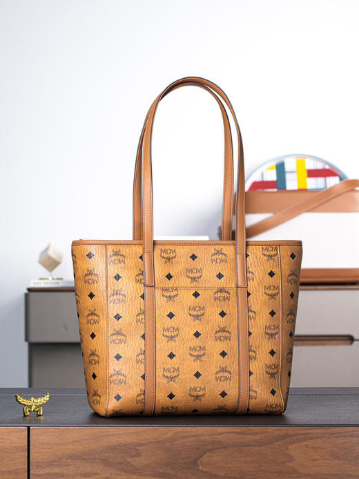 秋冬特惠💰800 原单MCM 原厂皮 干邑色小号拉链购物袋MWPFSMT02CO001 这款Visetos经典花纹人造革购物袋 商品图2