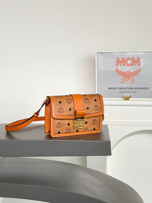 秋冬特惠💰780 原单MCM 原厂皮 小号斜挎肩带翻盖包MWPBAW005CO001 新五金 干邑色老花满印 这款Tracy肩背包 商品图5