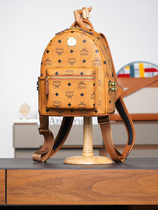 秋冬特惠💰850 原单MCM 原厂皮 干邑色迷你号 铆钉双肩背包MMK6SVE37CO001 经典干邑色 商品图6