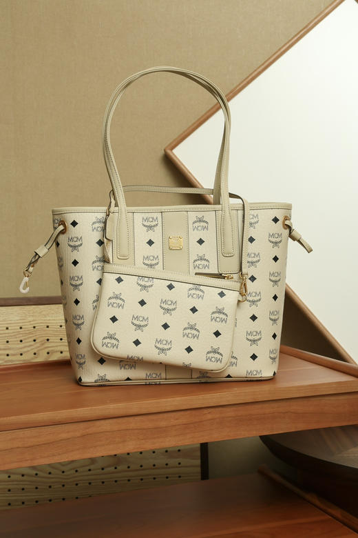 秋冬特惠💰780 原单MCM 原厂皮 米色小号 双面购物袋子母包MWPCSVI01CO001 经典升级米白 这款小号购物袋 商品图0
