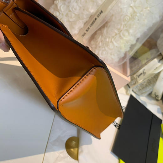 秋冬特惠💰800 原单MCM 原厂皮 中号斜挎肩带翻盖包L088 经典干邑色 这款Tracy肩背包 商品图2