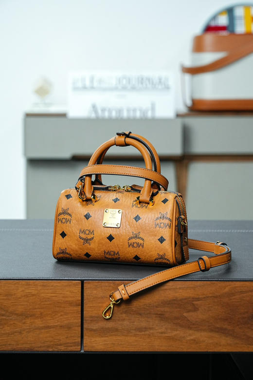 秋冬特惠💰760 原单MCM 原厂皮 干邑色𝙈𝙞𝙣𝙞波士顿枕头包MWBAASE03CO001 经典干邑色 商品图7