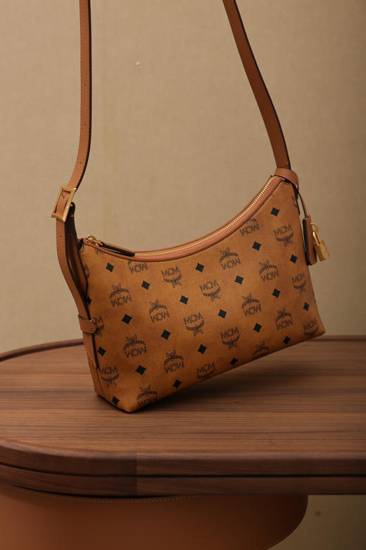 秋冬特惠💰780 原单MCM 原厂皮 新款干邑色Small腋下肩背包MWHESTA01CO001 老花满印 商品图7