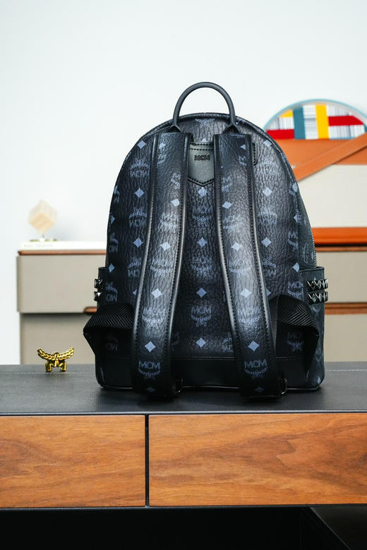 秋冬特惠💰900 原单MCM 原厂皮 实拍黑色小号 铆钉双肩包MMK6SVE37CO001 老花满印黑色 商品图7