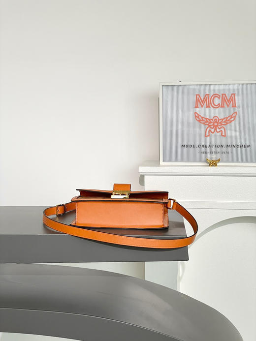 秋冬特惠💰780 原单MCM 原厂皮 小号斜挎肩带翻盖包MWPBAW005CO001 新五金 干邑色老花满印 这款Tracy肩背包 商品图6