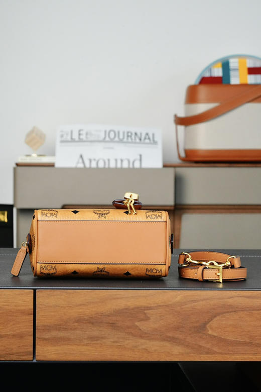 秋冬特惠💰780 原单MCM 原厂皮 干邑色𝙈𝙞𝙣𝙞 波士顿挂锁包MWPCSVI01CO001 Visetos波士顿包 商品图3