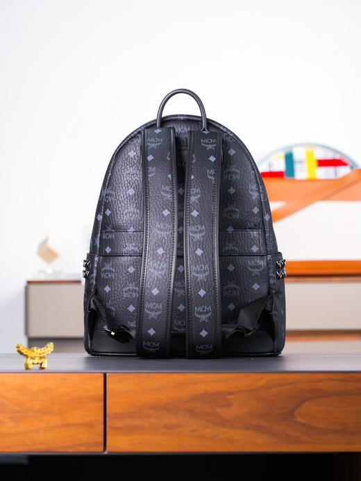 秋冬特惠💰960 原单MCM 原厂皮 黑色中号 铆钉双肩背包MMK6SVE37CO001 男女同款包 商品图5