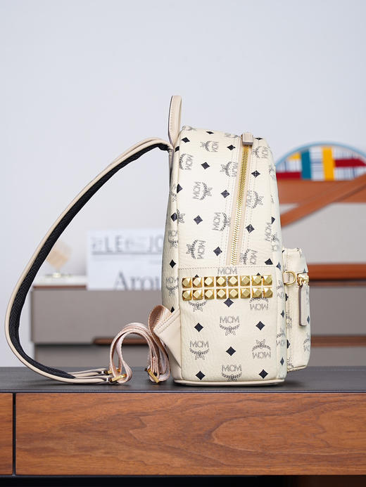 秋冬特惠💰960 原单MCM 原厂皮 米白色小号#铆钉双肩背包MMK6SVE37CO001 米白色小号铆钉双肩背包 商品图4