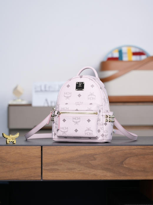 秋冬特惠💰800 原单MCM 原厂皮 轻雾粉超迷你 铆钉双肩包MMK6SVE92CO001 用这款超迷你Stark双肩背包秀出新风格 商品图0