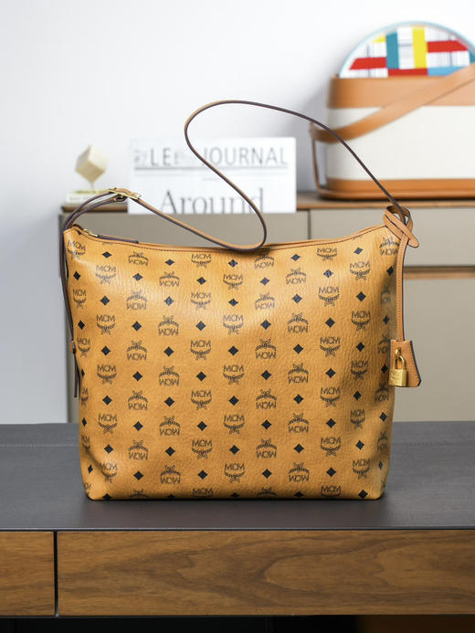 秋冬特惠💰850 原单MCM 原厂皮 新款干邑色大号 肩背包MWHESTA02CO001 这款Visetos Hobo包 商品图5