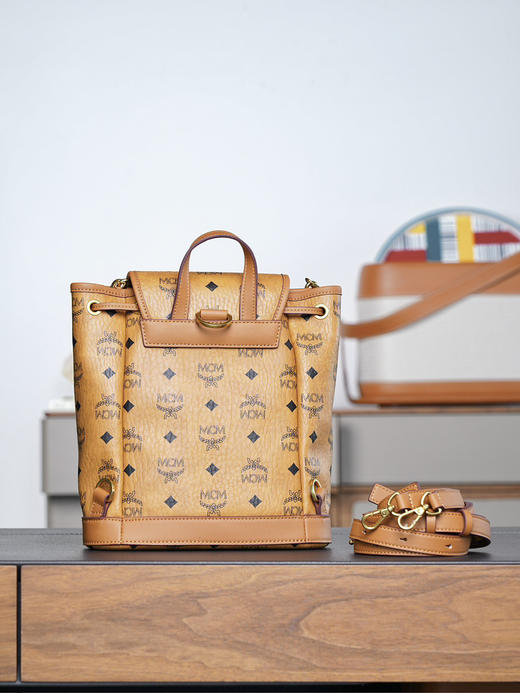 秋冬特惠💰850 原单MCM 原厂皮 干邑色Mini迷你抽绳双肩背包MWKFATA02CO001 干邑色 这款Visetos经典花纹 商品图5