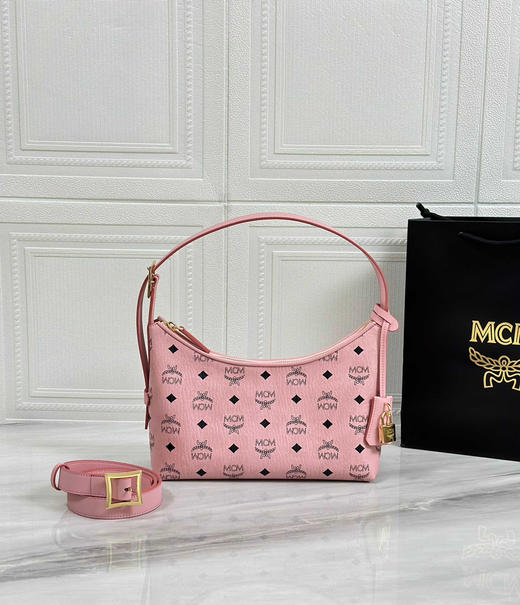 秋冬特惠💰780 原单MCM 原厂皮 新款桃花粉Small 腋下肩背包A01 老花满印 这款单品对经典的休闲款 商品图1