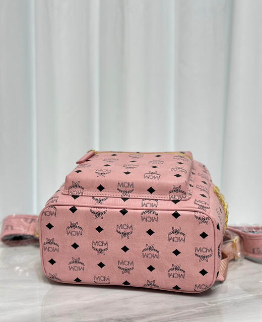 秋冬特惠💰900 原单MCM 原厂皮 新版桃花粉小号 双肩背包 老花满印 新增拉牌压印 商品图4