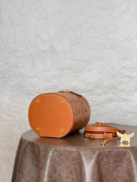 秋冬特惠💰760 原单MCM 原厂皮 发财水桶包MWBBAER01CO001 干邑色老花 这款圆筒斜挎包 商品图5