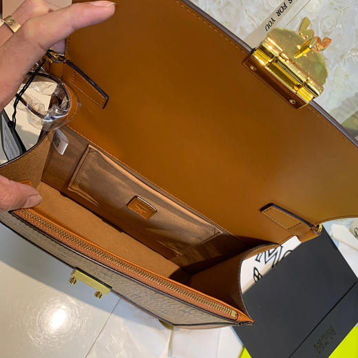 秋冬特惠💰800 原单MCM 原厂皮 中号斜挎肩带翻盖包L088 经典干邑色 这款Tracy肩背包 商品图8