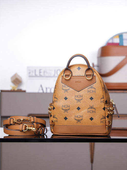 秋冬特惠💰800 原单MCM 原厂皮 超迷你干邑色 双肩包 这款迷你Stark Visetos双肩背包饰有铆钉细节MMK6SVE92CO001 经典Stark双肩背包 商品图2