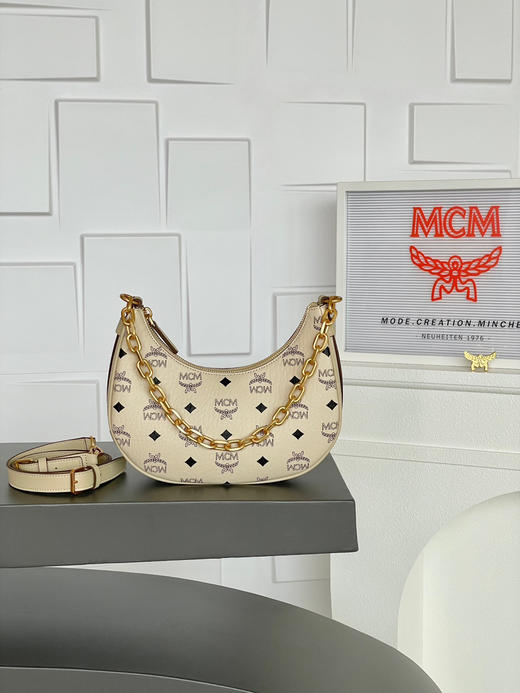 秋冬特惠💰760 原单MCM 原厂皮 新款米白色小号半月包腋下斜挎包MWHCATA11CO001 这款拥有曲线轮廓 商品图0