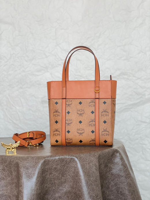 秋冬特惠💰730 原单MCM 原厂皮 迷你𝐦𝐢𝐧𝐢新款拼皮菜篮子MWPDSTA01CO001 经典干邑色 这款迷你Aren拉链购物袋 商品图0