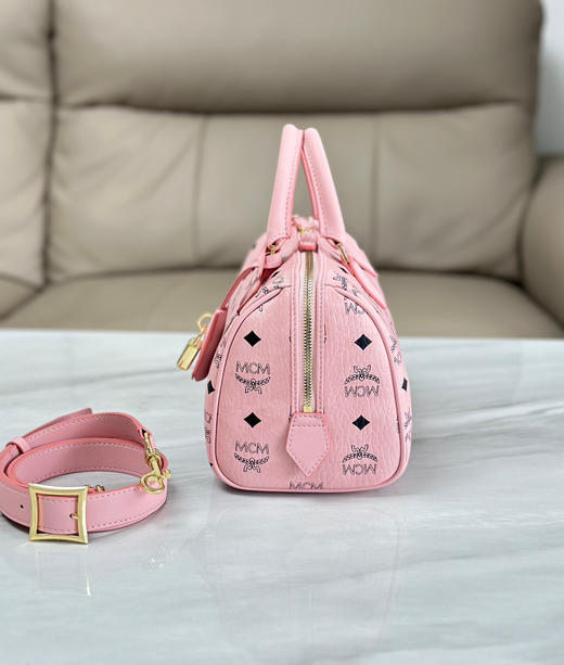 秋冬特惠💰800 原单MCM 原厂皮 新款桃花粉Mini迷你波士顿包H083 桃花粉老花满印 这款小号Ella波士顿包 商品图5