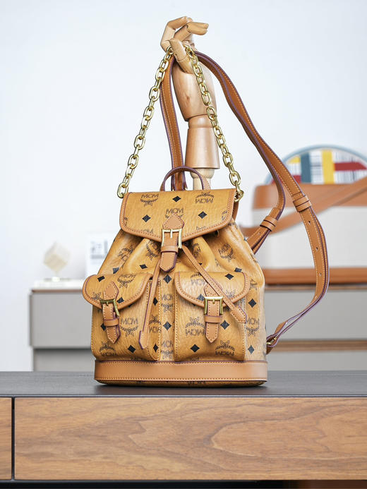 秋冬特惠💰850 原单MCM 原厂皮 干邑色Mini迷你抽绳双肩背包MWKFATA02CO001 干邑色 这款Visetos经典花纹 商品图6