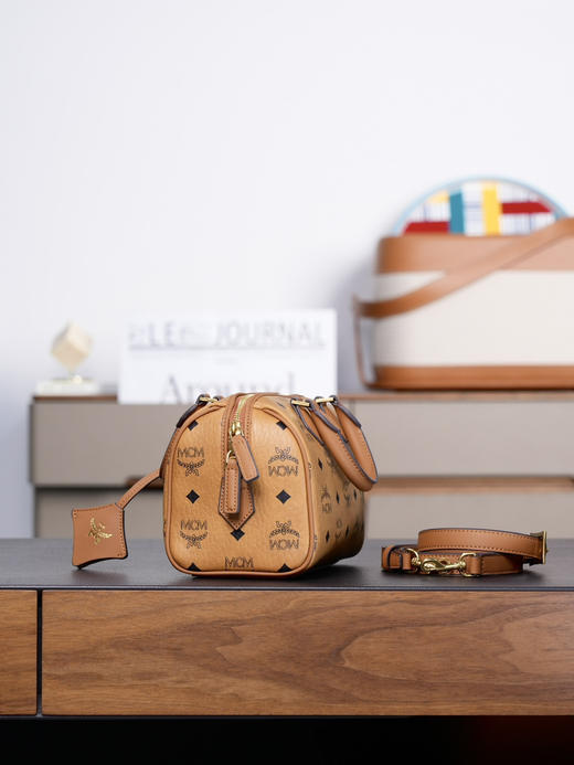 秋冬特惠💰800 原单MCM 原厂皮 干邑色𝙎𝙢𝙖𝙡𝙡 波士顿枕头包MWBFAEA03PZ001 这款Visetos波士顿包 商品图7