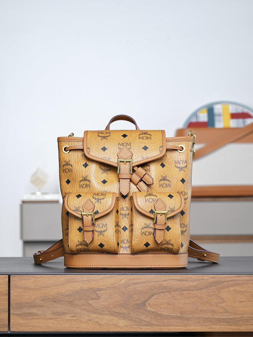 秋冬特惠💰850 原单MCM 原厂皮 干邑色Mini迷你抽绳双肩背包MWKFATA02CO001 干邑色 这款Visetos经典花纹 商品图3