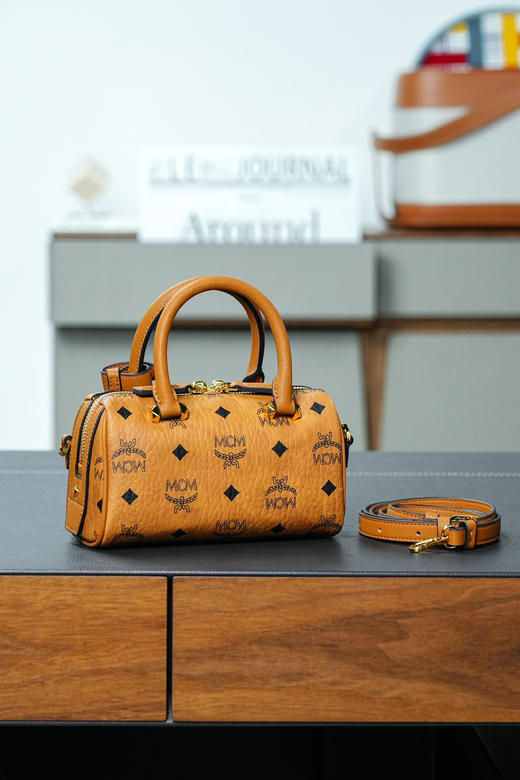 秋冬特惠💰760 原单MCM 原厂皮 干邑色𝙈𝙞𝙣𝙞波士顿枕头包MWBAASE03CO001 经典干邑色 商品图2