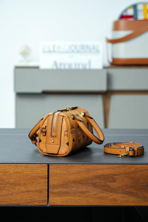 秋冬特惠💰760 原单MCM 原厂皮 干邑色𝙈𝙞𝙣𝙞波士顿枕头包MWBAASE03CO001 经典干邑色 商品图3