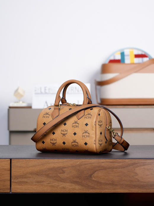 秋冬特惠💰800 原单MCM 原厂皮 干邑色𝙎𝙢𝙖𝙡𝙡 波士顿枕头包MWBFAEA03PZ001 这款Visetos波士顿包 商品图5