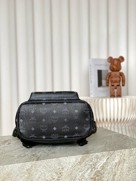 秋冬特惠💰900 原单MCM 原厂皮 小号铆钉双肩背包MMK6SVE37CO001 黑老花满印 商品图4