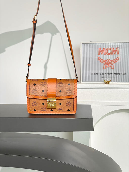 秋冬特惠💰780 原单MCM 原厂皮 小号斜挎肩带翻盖包MWPBAW005CO001 新五金 干邑色老花满印 这款Tracy肩背包 商品图3