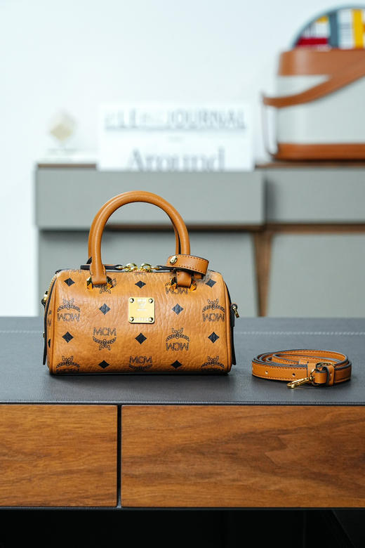 秋冬特惠💰760 原单MCM 原厂皮 干邑色𝙈𝙞𝙣𝙞波士顿枕头包MWBAASE03CO001 经典干邑色 商品图0