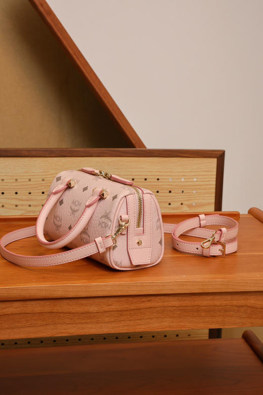 秋冬特惠💰760 原单MCM 原厂皮 樱花粉迷你𝗠𝗶𝗻𝗶波士顿枕头包MWBAASE03CO001 老花满印 🉑️单肩🉑️斜挎🉑️手拧 这款mini波士顿包 商品图8