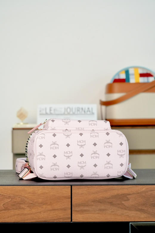 秋冬特惠💰900 原单MCM 原厂皮 实拍轻雾粉小号 铆钉双肩包MMK6SVE37CO001 老花满印轻雾粉 商品图8