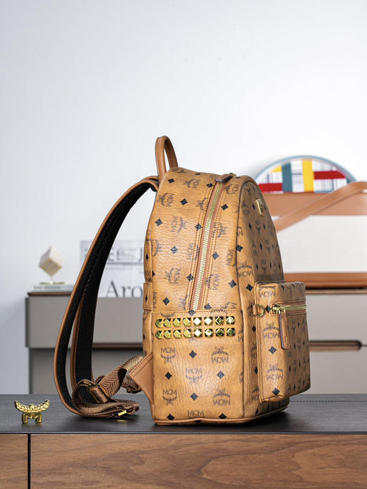 秋冬特惠💰960 原单MCM 原厂皮 干邑色中号 铆钉双肩背包MMK6SVE37CO001 干邑色 商品图8