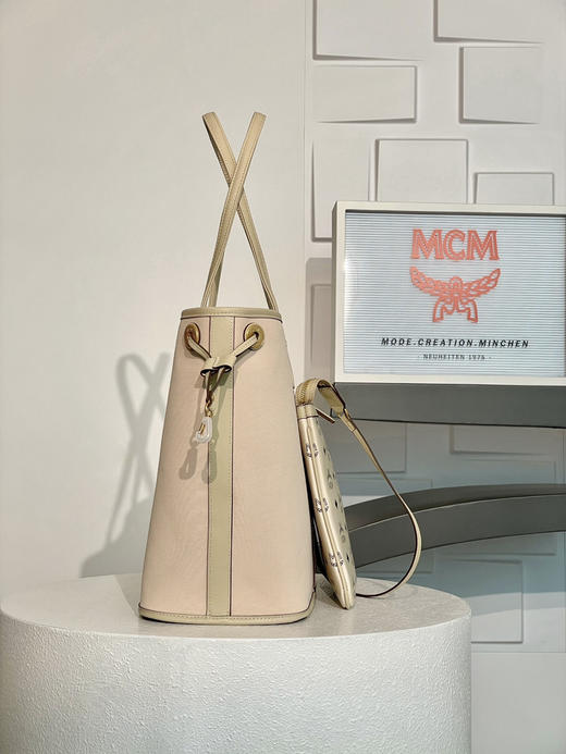 秋冬特惠💰900 原单MCM 原厂皮 新款中号 米白色双面购物袋MWPCSVI01CO001 米白色 这款中号Liz购物袋 商品图4