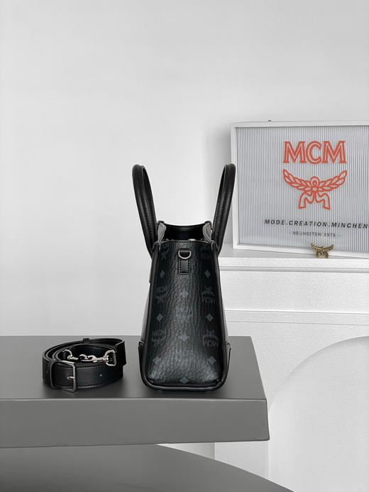 秋冬特惠💰760 原单MCM 原厂皮 小号手提托特包 黑老花满印MWTCABOO7BK001 这款小号München手提包 商品图1