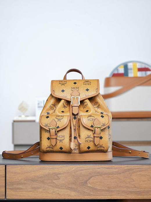 秋冬特惠💰850 原单MCM 原厂皮 干邑色Mini迷你抽绳双肩背包MWKFATA02CO001 干邑色 这款Visetos经典花纹 商品图0