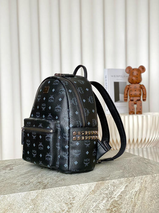 秋冬特惠💰900 原单MCM 原厂皮 小号铆钉双肩背包MMK6SVE37CO001 黑老花满印 商品图1