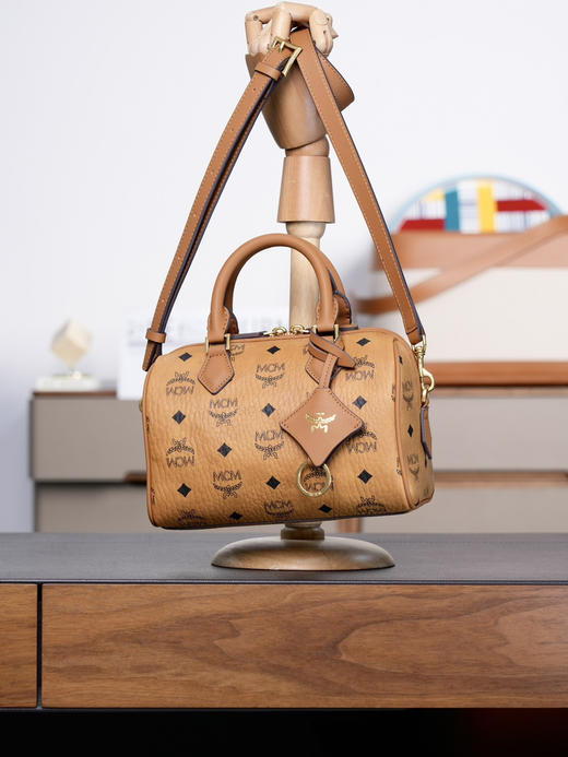 秋冬特惠💰800 原单MCM 原厂皮 干邑色𝙎𝙢𝙖𝙡𝙡 波士顿枕头包MWBFAEA03PZ001 这款Visetos波士顿包 商品图6