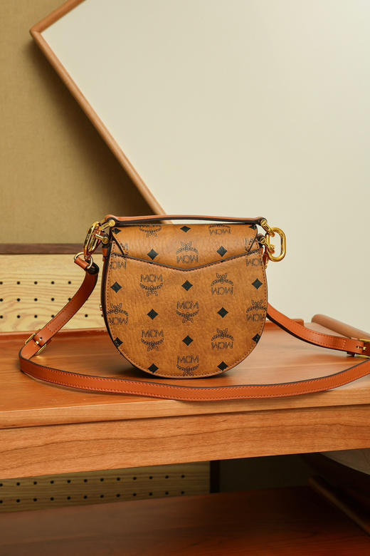 秋冬特惠💰780 原单MCM 原厂皮 干邑色Mini迷你马鞍斜挎手提包MWPBAWO05CO001 老花满印 商品图6