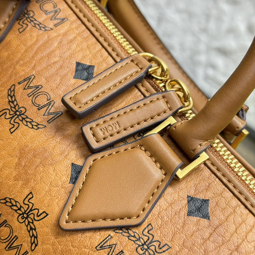 秋冬特惠💰800 原单MCM 原厂皮 新款干邑色Mini迷你波士顿包H083 干邑色老花满印 这款小号Ella波士顿包 商品图6