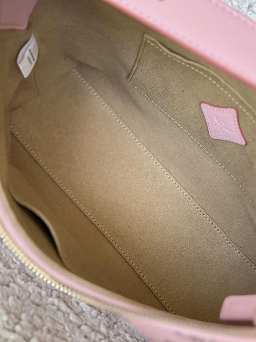 秋冬特惠💰780 原单MCM 原厂皮 新款桃花粉 Small 腋下肩背包牛角包 老花满印 商品图8